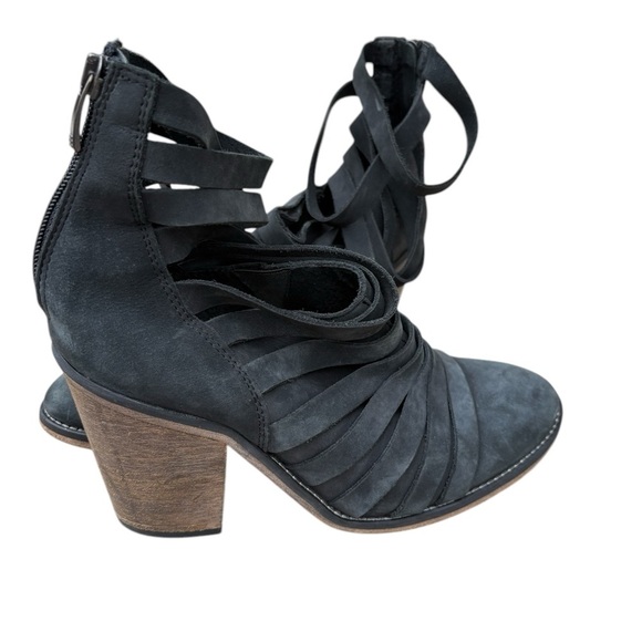 Free People Hybrid Strapped Heel Ankle Distressed Dark Gray Boots
EU 39 preloved - Picture 8 of 9